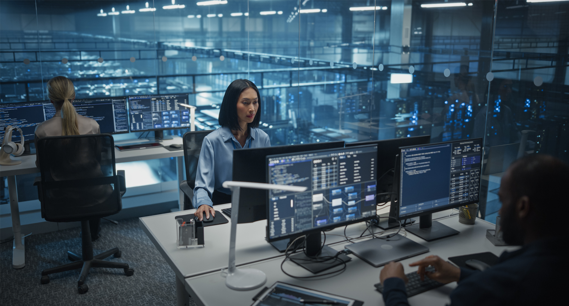 Cybersecurity Zero Trust – Perché la Difesa Perimetrale è Già Superata Cybersecurity Zero Trust – team di sicurezza informatica che monitora dashboard di rete in data center enterprise