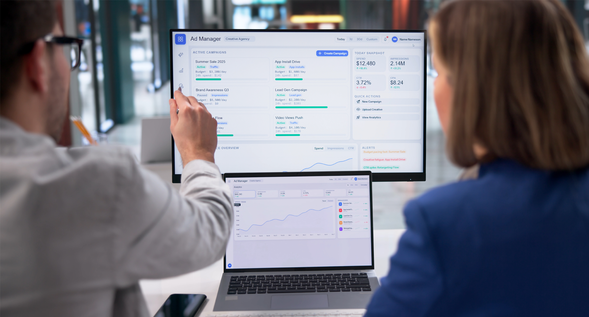 alen3-blog-seo-cro-conversion-rate-optimization SEO CRO performance marketing – team che analizza dashboard Ad Manager con dati di conversione e performance campagne