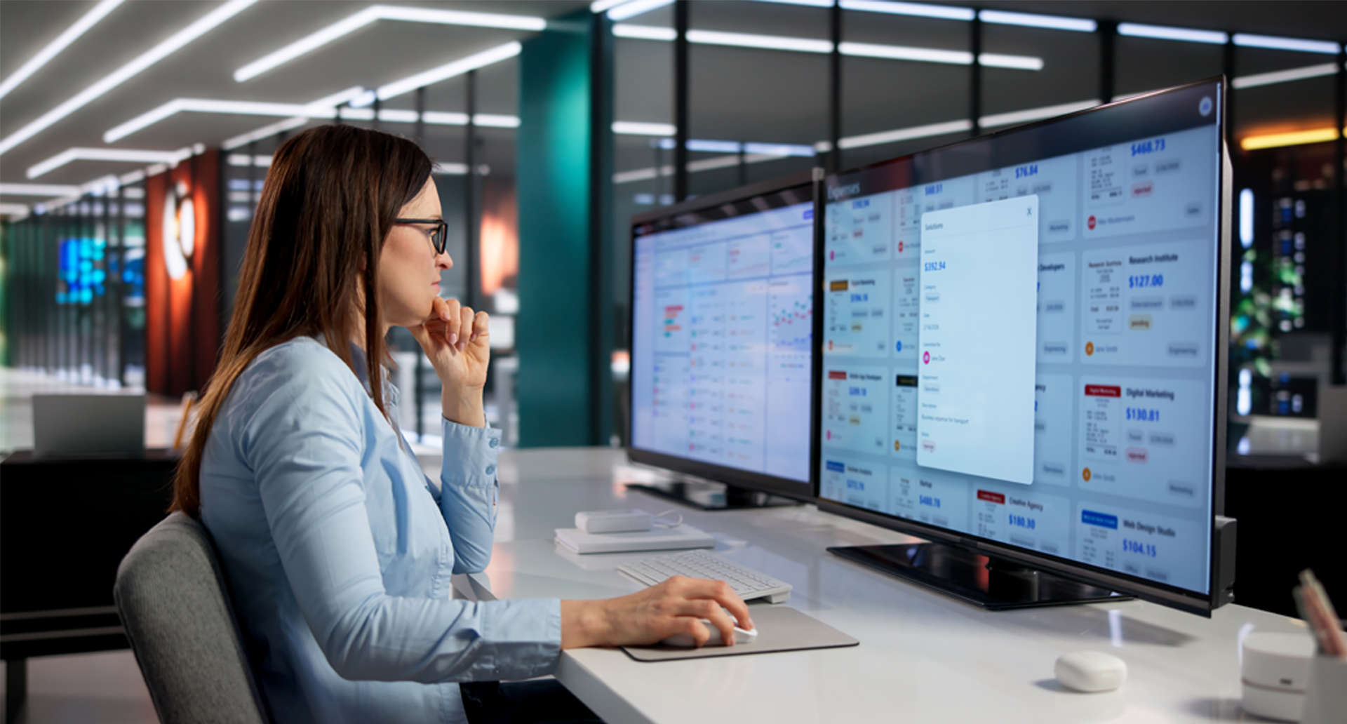 L’Impatto Economico del Vendor Lock-in IT sul Budget Aziendale Vendor lock-in IT – professionista che analizza dashboard di costi e budget tecnologico su doppio monitor in ufficio